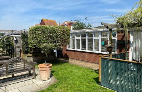 Shoreline hideaway - next to the beach - Foto 12