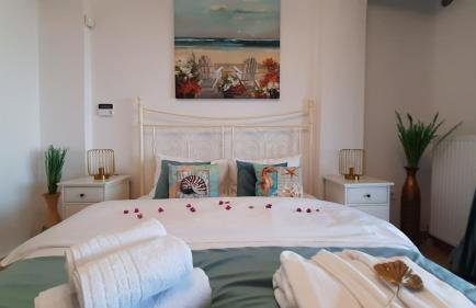 Blue Pastel-cliffside villa, shared pool, wild sandy beach nearby - Foto 13