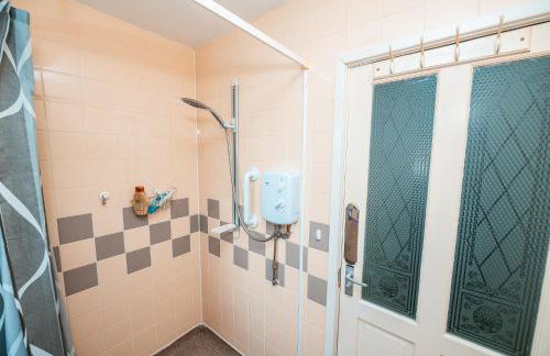 Family & Group Stay in Manchester - Free Parking - Foto 15