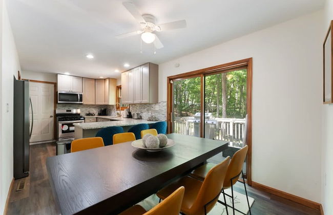 Charming Poconos Retreat With hot tub Fireplace - Foto 9