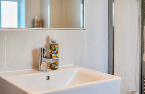 Walton Hidden Home with Free Parking - Pass the Keys - Foto 19