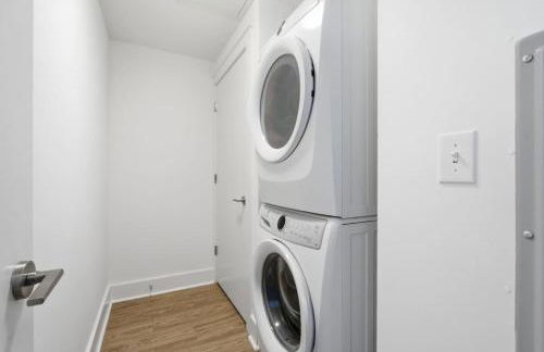 Skyline Retreat - Free Parking, Pool, Balcony - Foto 25