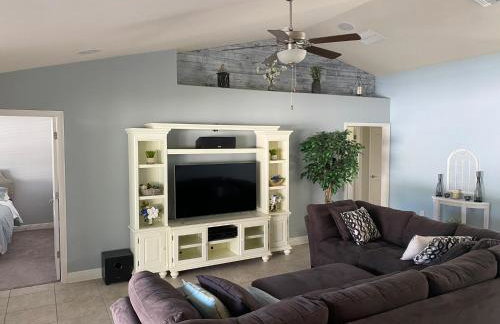 Gone Coastal! Large Heated pool home 30 min from beaches! - Foto 9