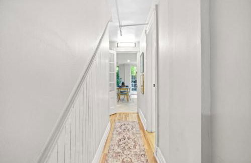 Newly Renovated 2BR w Rare Private Backyard and BBQ - Foto 24