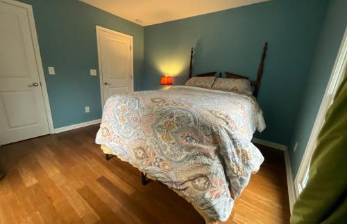 Quiet Forest Vacation home on a Private Road with Spacious Patios, Fire pit, Pet friendly and a Private pool - Foto 55