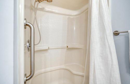 Walk to Brigantine Beach Home with BBQ and Yard - Foto 13