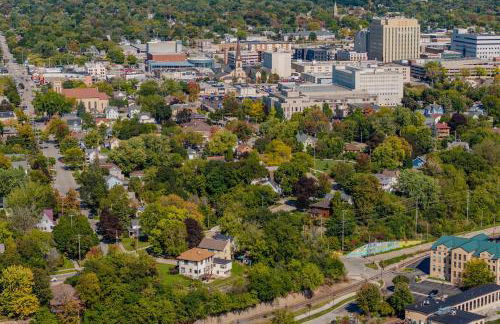 Family Downtown Mansion - Sleeps 13 - Foto 30