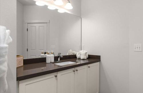 Chic 2BR • King Beds • Huge Patio • 95 Walk Score! - Foto 12