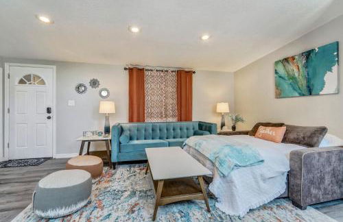 Walkable Downtown Stay with Fire Pit - Foto 6