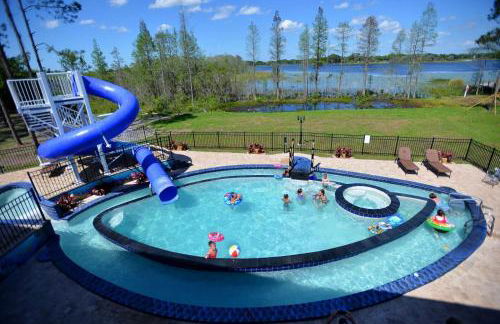 10 Acre Lakefront Game House - Sleep Upto 45 - Foto 1