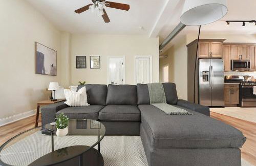 FREE Parking, Netflix in East Liberty By Parks and Uni - Foto 15