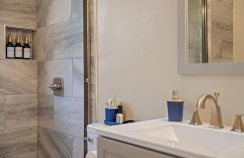 5bd Movie Theater - 7mins to UND - Backyard BBQ - Foto 64