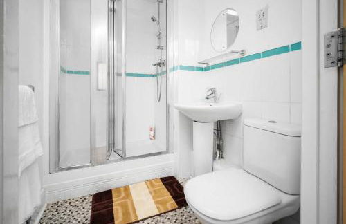 Spacious 4-bedroom House in Birmingham near city centre with Parking and ideal for families and groups - Foto 10