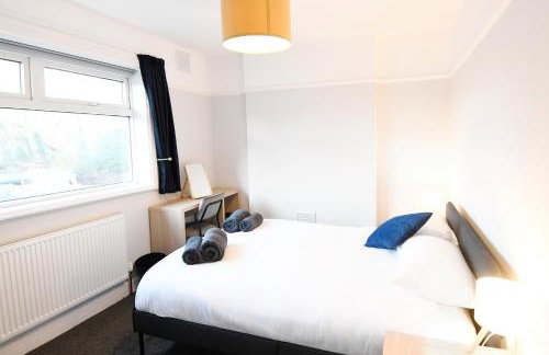 6 Person Home Near Airport and Manchester City Centre with Free Parking - Foto 5
