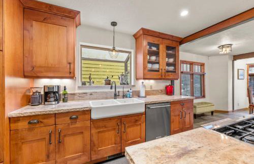 Spacious 5 Bed Retreat, Walk to Lifts and Main - Photo 11