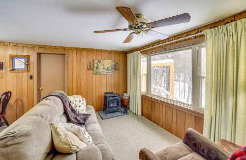 Ice Fish and Snowmobile Riverfront Manistique Cabin - Foto 1