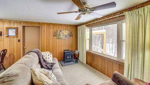 Ice Fish and Snowmobile Riverfront Manistique Cabin - Foto 1