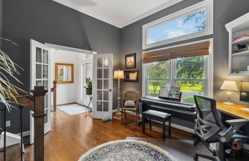 Updated and Spacious Home with Huge Yard Office and Decks - Foto 26