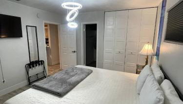 240 Queen Bed, 3 Pools, 80in TV - Photo 2