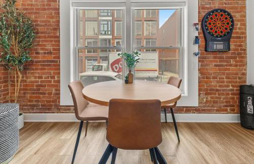 Mass Ave Double Unit with Patio and Free Parking - Foto 24