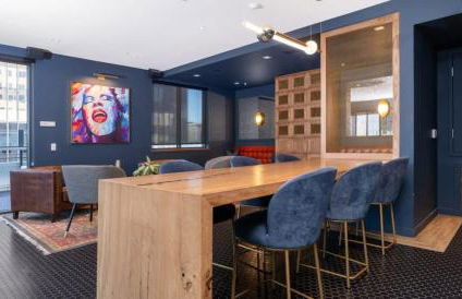 Balcony View and King Beds Walk to Golden 1 Center - Foto 26