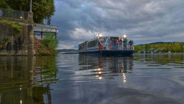 Turistas en el barco turístico