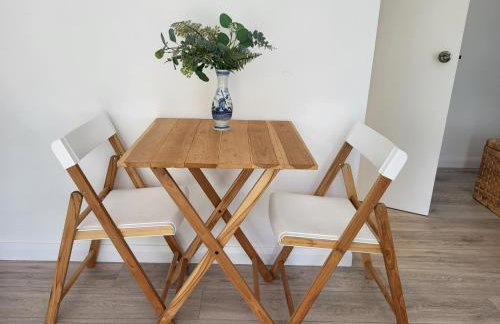 Open Plan Dog Friendly Annexe Sleeping 2 I Near Local Beaches & Chichester with FREE Parking - Foto 19