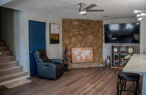 Charming 3 Bedroom Home with Spacious Living and Convenient to Shopping & Interstate - Foto 6