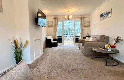 J&J stays 5 bedroom detached house in Peterborough with parking - Photo 22