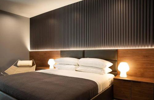 Black C House Modern w pool spa - Photo 23