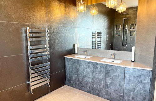 Manchester Luxury Country House Close To The City With Hot Tub & BBQ Fire Pit. - Foto 6