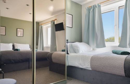 Stupton House, Large 3 Bed House that Sleeps 8 with Full Size Pool Table & FREE Parking - Hosted by Stay Host Save - Foto 15