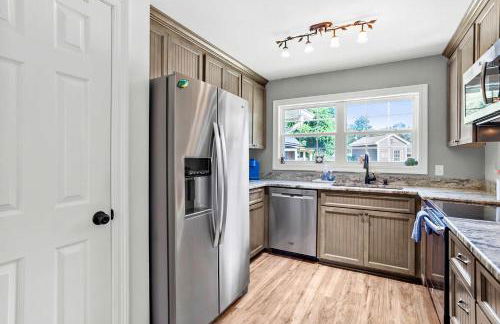 Endless Summer Retreat with Private Pool near Beach - Foto 16