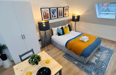 Luxury Self-Contained Studio Apartment near QE Hospital R1 - Photo 21