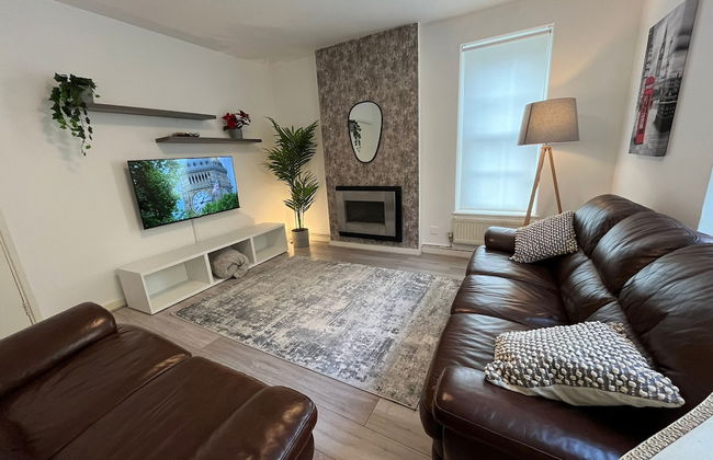 Elegant 3 Bedroom Flat with Garden Oasis - Photo 16