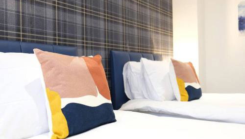 Prime Location - 4 Bedroom 3 Bathroom House - Sleeps up to 8 - Free Parking, Fast Wifi, Balcony, Smart TV and Private Garden by Yoko Property - Foto 2