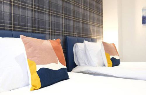 Prime Location - 4 Bedroom 3 Bathroom House - Sleeps up to 8 - Free Parking, Fast Wifi, Balcony, Smart TV and Private Garden by Yoko Property - Foto 2