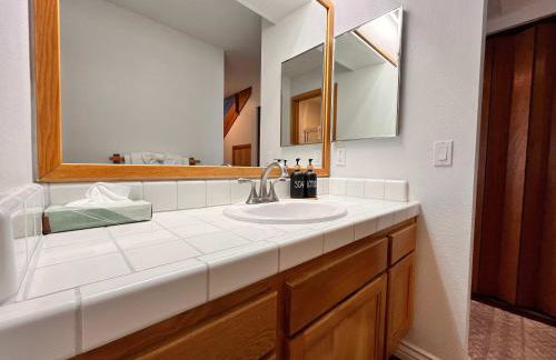 Snowcreek IV - Cozy Mammoth Ski Condo with Mtn Views and Hot Tub - Foto 28