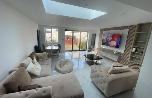 Cosy 4 bedroom house in borehamwood with large onsite parking and large beds - Foto 1