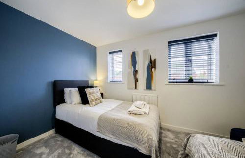 3 BedRoom house, Sleeps 6 with Full Kitchen, Garden and Free Parking - FREE Wi-Fi near Milton Keynes Bowl - Foto 13