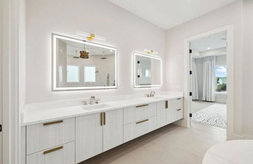 La Villa Nadia - Lakefront Luxury Vacation Rental in Destiny with Private Pool - Foto 30