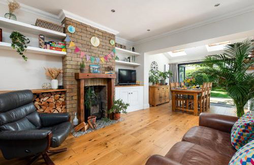 Charming Family Home with Stoves, Garden & Parking - Foto 6