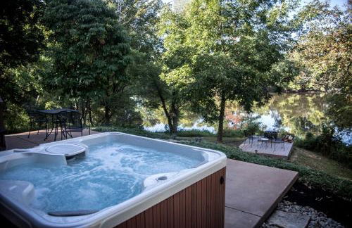 Lakefront Cozy Cabin with Hot-tub in Carbondale, Illinois - Foto 4