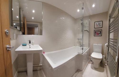 Old Brewery home with pool and gym access - Foto 9