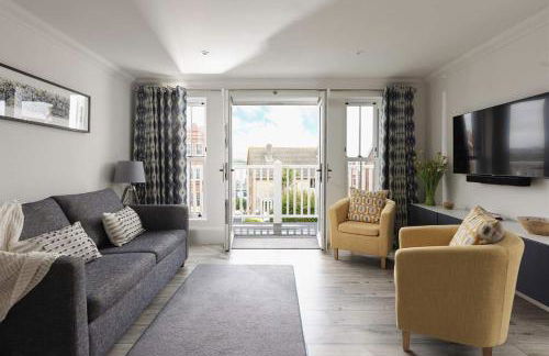 5 The Lookout - 2 bed apartment with parking, balcony & sea views - Photo 2