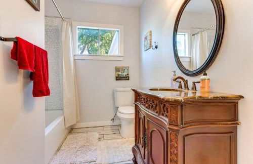 Walk to Downtown Shops and BBQ Home with Fenced Yard - Foto 15