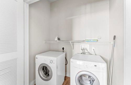 Prime SoCo King Bed 1BR & 2BR Suites w Gym, Pickleball, Laundry - Photo 35