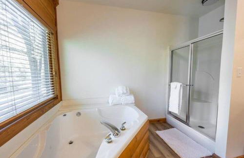 Luxe Hot Springs Cabin w/Pond and Game Room! - Foto 14