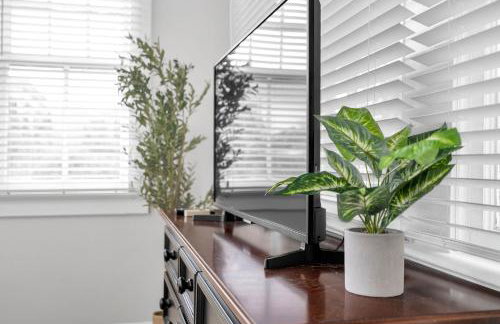 Bright Uptown home w gated parking - Foto 33