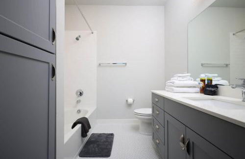 Cozy 2BR w Pool Gym Near Rvrwalk Dome Conv Ctr - Foto 24